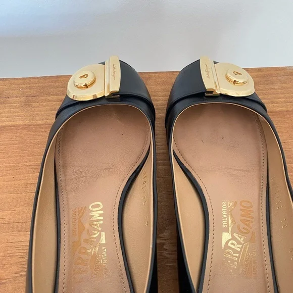 Salvatore Ferragamo Fiamma keyhole black and gold flats - Picture 11 of 12